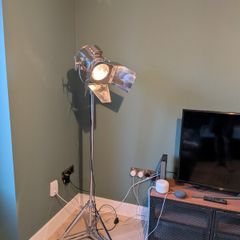 Tripod floor lamp