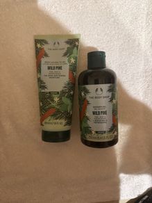 1 x Body Lotion. 1 x Shower Gel