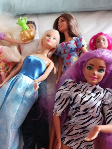 Assorted dolls