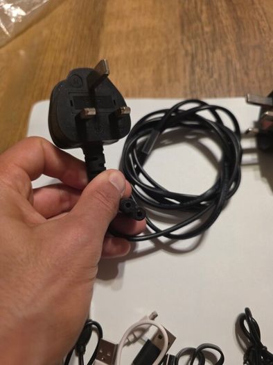 Cables: iec C7, USB C, Micro USB, P2