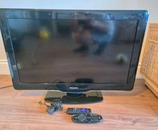 32 inch Philips HD TV with Roku Express Streaming Bundle