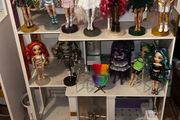 Rainbow high doll house with 13 dolls plus accessories