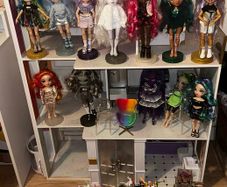 Rainbow high doll house with 13 dolls plus accessories