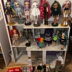 Rainbow high doll house with 13 dolls plus accessories