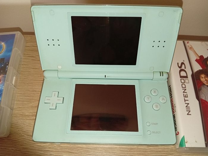 Nintendo Ds Lite Ice Blue With 4 Complete Games No Charger