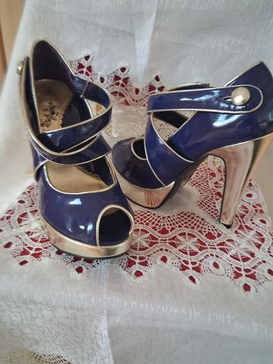 High heels size 4