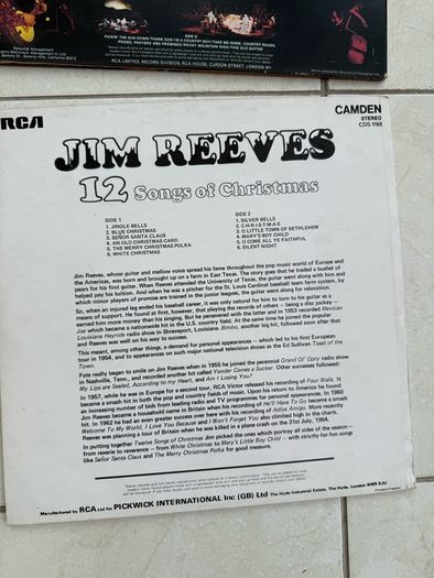 Vinyl bundle including The spinners, Jim Reeves, Glen Campbell, Johnny Mathis, John Denver and The 4 and only seeks