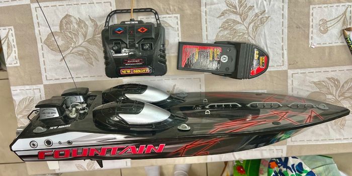 Fast radio control boat with two 9.6V batteries
