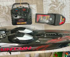 Fast radio control boat with two 9.6V batteries