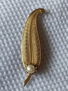 Vintage D or brooch
