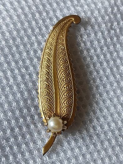Vintage D or brooch