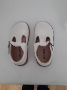 New girls shoes.Cream colour .Size 26 junior never worn as wrong size .Soft leather 7 Euro