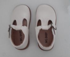 New girls shoes.Cream colour .Size 26 junior never worn as wrong size .Soft leather 7 Euro