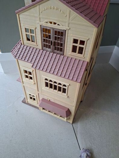 Sylvanian family dolls house and cars