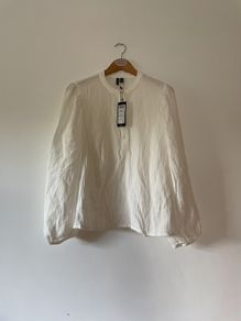 Vero Moda white long sleep top size 18 - new