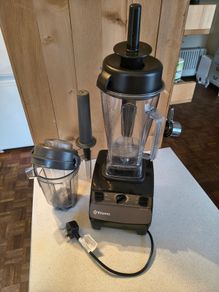Vitamix VM0109 with 2 Jars!