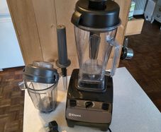 Vitamix VM0109 with 2 Jars!