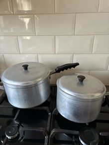 2 Pots medium size