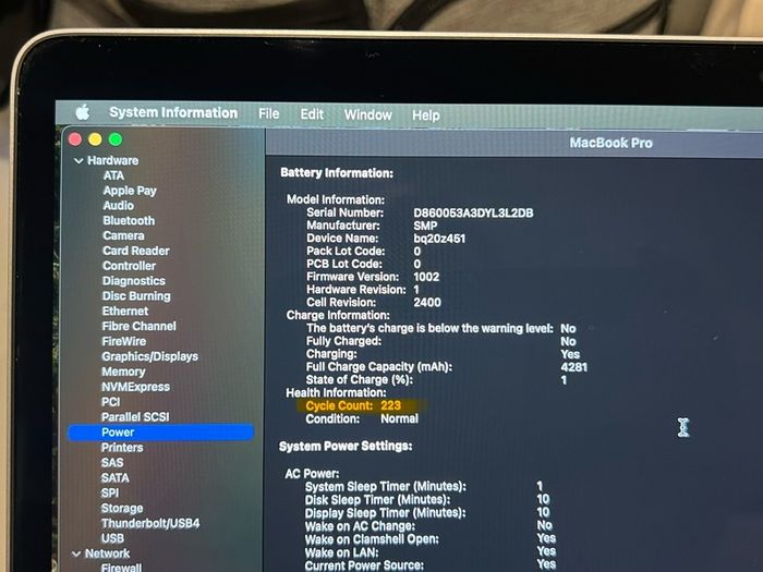 Macbook Pro 2019 Touchbar and accessories - Great condition