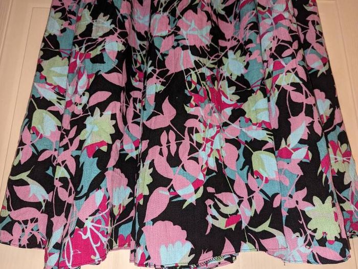 Perfect for Summer. beautiful floral midi skirt