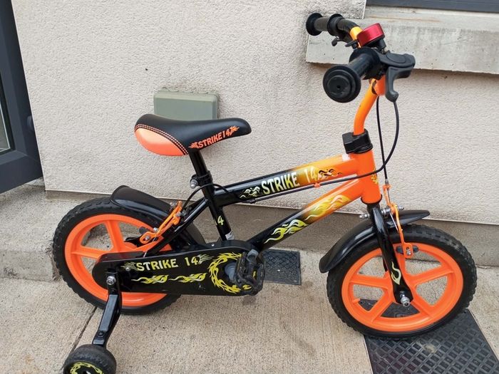 Kids strike bike size 14 inch wheels