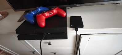 PS4 , 2 controllers, external hard drive