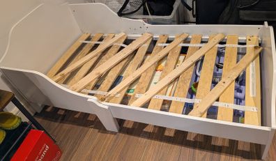 Toddler bed (no mattress)