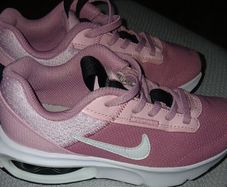 Girls Nike Trainers size 1. 8 euro