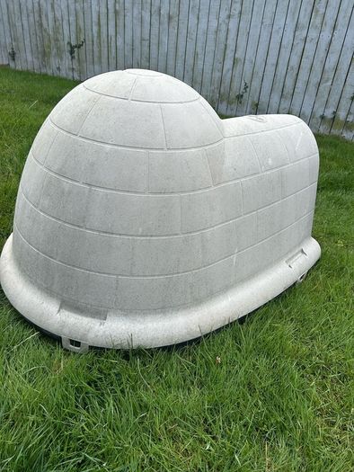 Dog igloo box