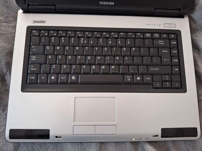 Toshiba Satellite L40 / Intel Pentium Dual 1.46 / 1.5GB RAM/ 120GB Hdd