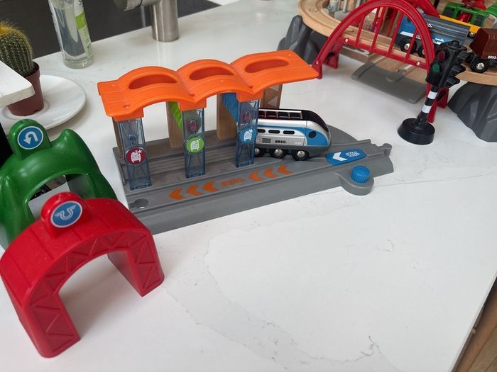 Brio Smart Tech Original Washing Station with BRIO Smart Tech ST-217 - Blue & Silver Streamlined Express Train
