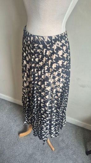pleated skirt