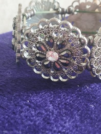 Vintage bracelet in silver tone with rhinestones.