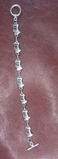 Vintage jewelry is sold individually for 5 to 10 euros