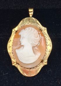 Vintage rolled gold cameo pendant