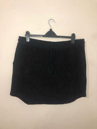 Boohoo black towely feel skirt (size 22)