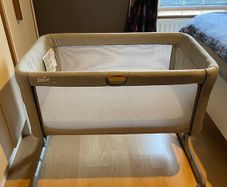 Joie Roomie Glide next to me cot