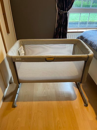 Joie Roomie Glide next to me cot