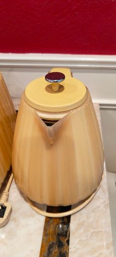 DeLonghi kettle and Toaster set