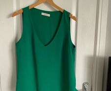 OASIS ladies green v neck top