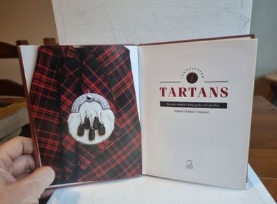 Blair Urquhart  Tartans: The New Compact Study Guide and Identifier (Identifying Guide Series)