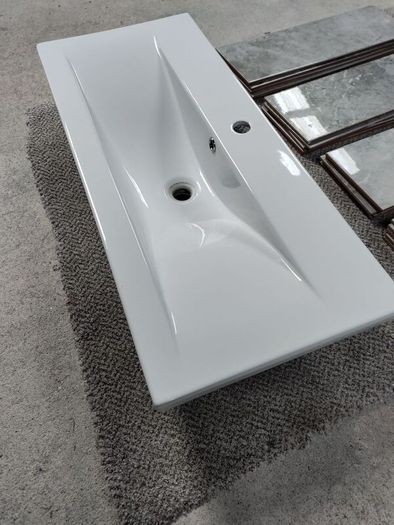 Wash hand basin and tiles