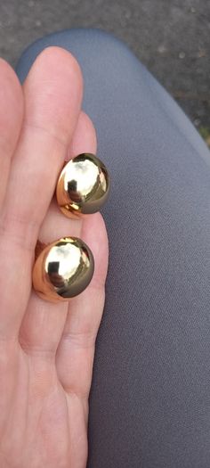Vintage jewelry is sold individually for 5 to 10 euros