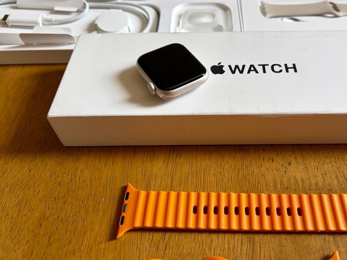 Apple Watch SE 2nd Gen GPS 40mm Starlight Aluminium Case 1 Owner Extras 14pc New Charger Case Strap Band Professional Office Work Lifestyle Fitness Outdoors Elegant Party Event Magnetic Ocean
