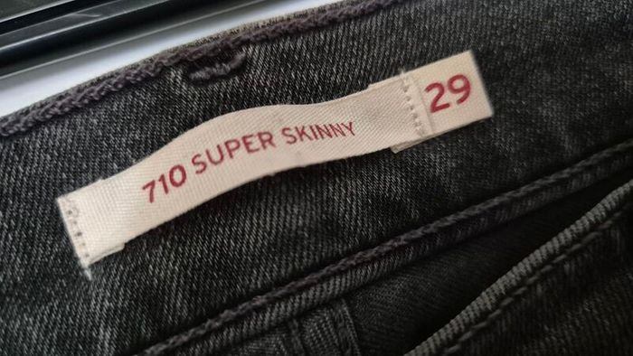 710 Skinny Levis