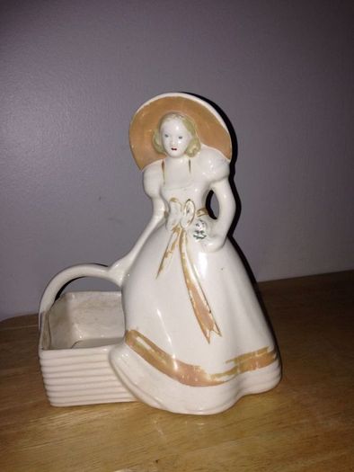 USA 954 Lady & Basket Figurine