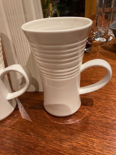 Belleek Living - 3 Pieces - 33 cm high vase and 2 Mugs ( as new )