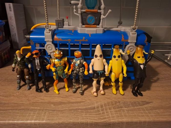Fortnite battlebus,figures and accessories