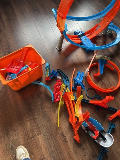 Hot Wheels Massive Look and tracks