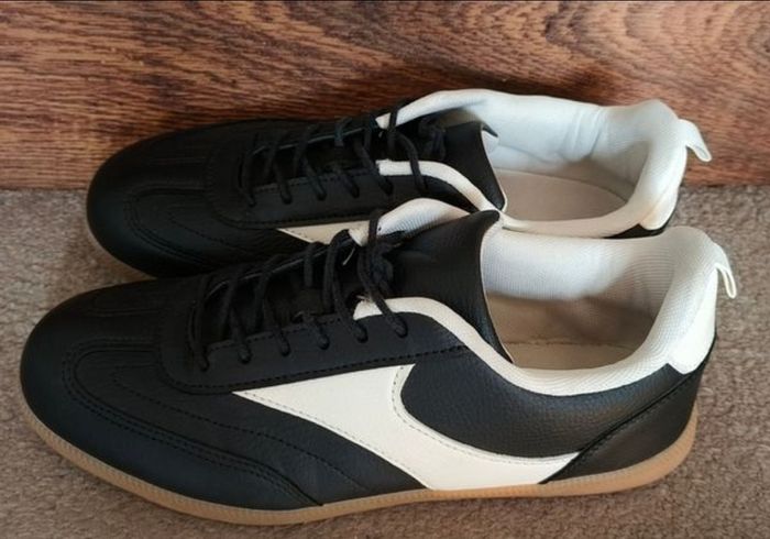 Sneakers size 7
